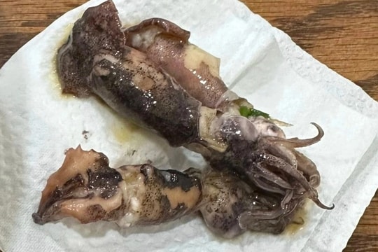 Thưởng thức bánh canh ở Hà Nội, khách ăn phải mực thối nhũn mùi tanh nồng