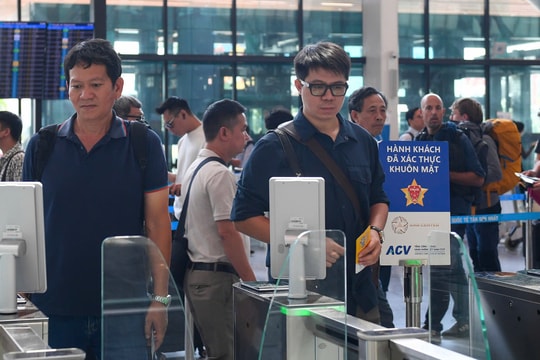 Khách bay Vietnam Airlines không gửi hành lý phải làm thủ tục bằng VNeID hoặc tại kiốt