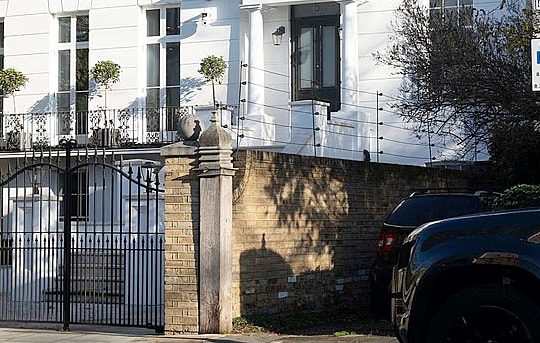 Triệu phú rào điện biệt thự vì vợ sợ cáo