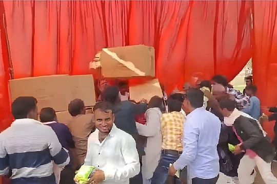 Đám cưới tập thể hỗn loạn vì tranh đồ ăn