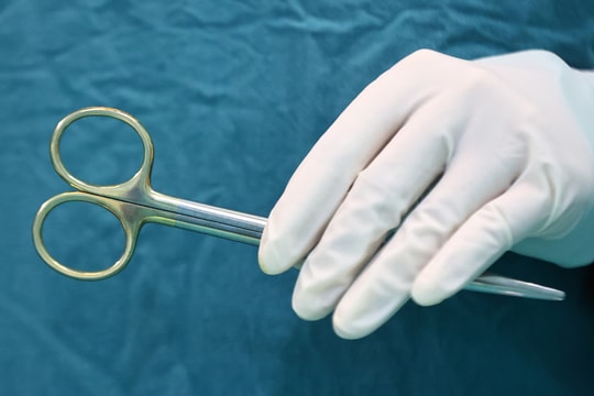 Bé 2 tuổi bị chó nhà cắn rách môi và vùng tai