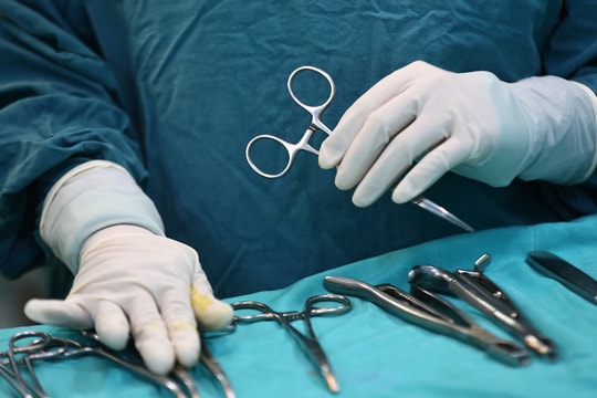 Bàn tay 'sống' ở chân thai phụ hai tháng được nối lại