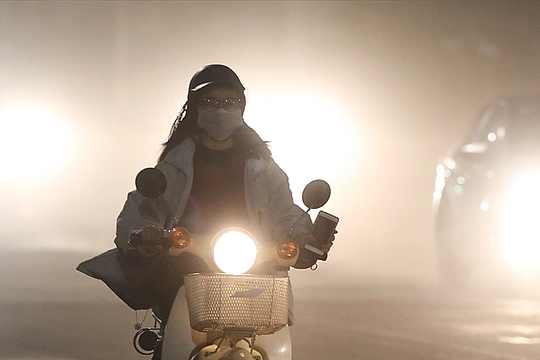 Không khí mức 'rất xấu', hại phổi như hút thuốc lá