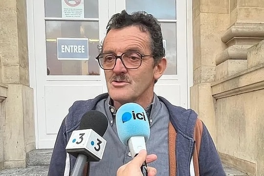 Bị truy tố vì tiếng ồn cho bò ăn 'quá sớm'