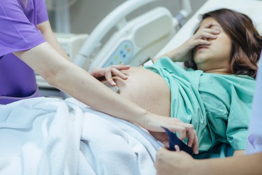 Thai nhi 8 tháng tuổi sống sót thần kỳ sau khi bị bắn xuyên bụng