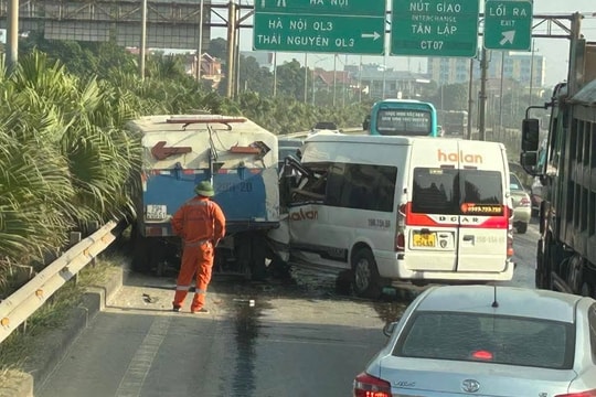Cao tốc dày đặc bụi, ôtô đâm vào đuôi xe vệ sinh đường