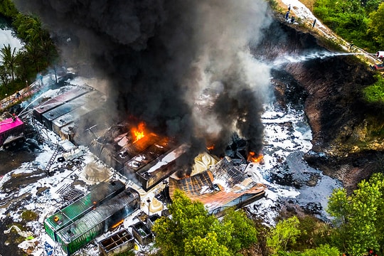 Cháy lớn tại bãi xe ngoại ô Đà Nẵng