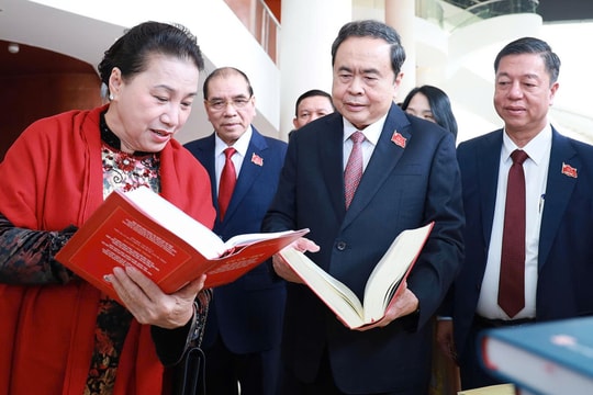 'Sách chính trị cần được đọc, nghe, xem, học trên nền tảng số'