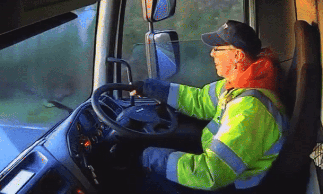 Tài xế xe tải gặp nạn vì để kính chắn gió bị mờ