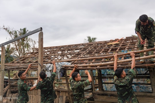 Bộ đội giúp người Hòa Thịnh dựng nhà sau lũ