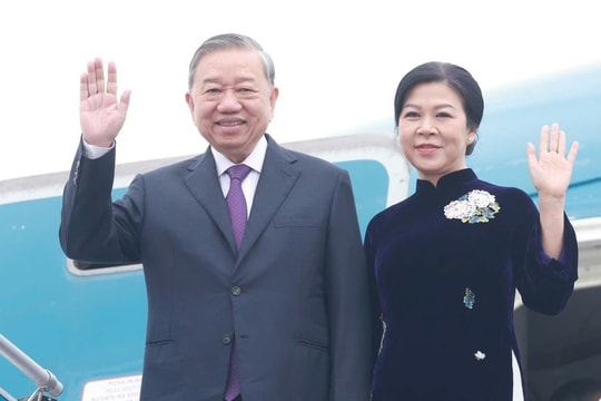 Tổng Bí thư lên đường thăm Lào