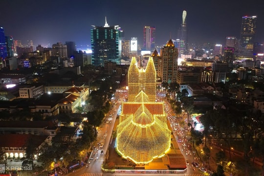 Nhà thờ Đức Bà Sài Gòn lắp 1.000 km đèn LED dịp Giáng sinh
