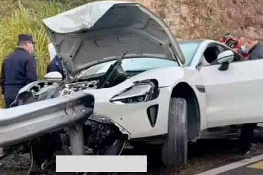 Barie đâm xuyên ôtô, tài xế tuổi vị thành niên thiệt mạng