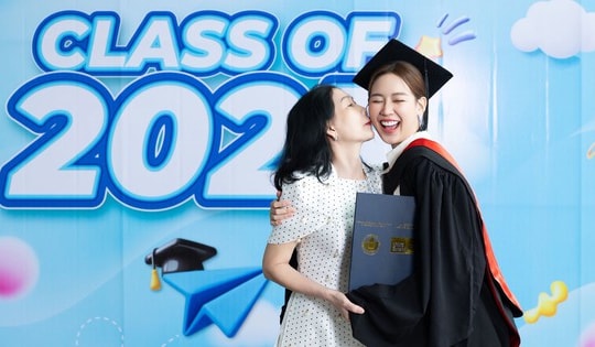 Mẹ đẻ Hoa hậu Bảo Ngọc gây chú ý trong ngày đặc biệt của con gái