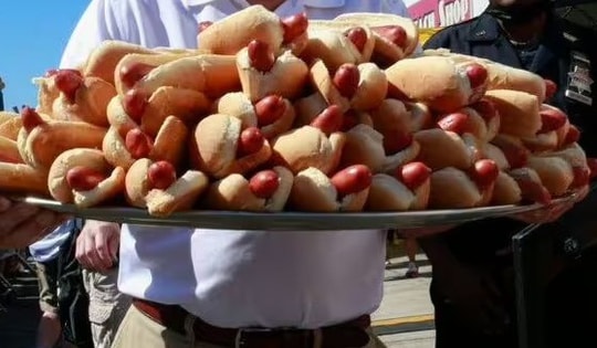 Thử thách ăn bánh rán 80 giây kết thúc bằng thảm kịch