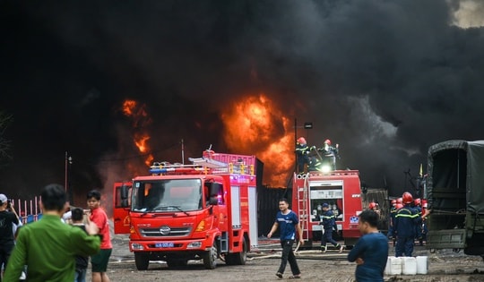 Cháy lớn tại Đà Nẵng, cột khói cuồn cuộn sau Bệnh viện Hòa Vang