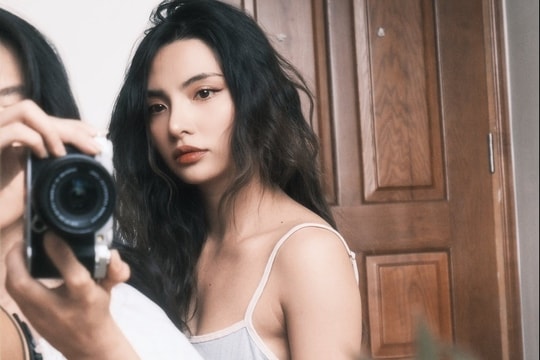 Hai ca sĩ Việt lộ ảnh hẹn hò