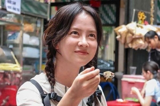Song Ji Hyo ăn trứng vịt lộn ở Việt Nam