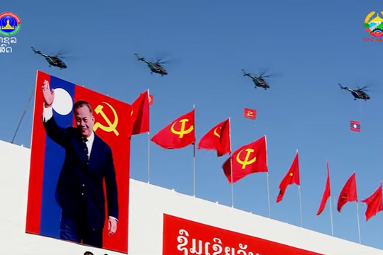 Mãn nhãn màn trình diễn của không quân Lào trong lễ kỷ niệm 50 năm Quốc khánh