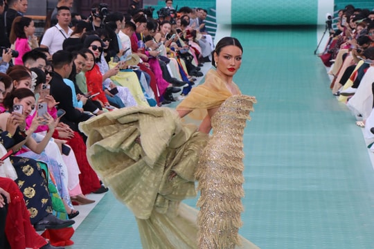 Hoa hậu Hoàn vũ quốc tế 2025 mở màn trình diễn thời trang ở Đại nội Huế