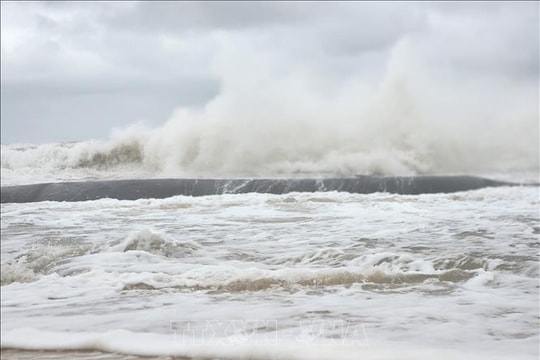 Áp thấp nhiệt đới di chuyển chậm hướng về vùng biển tỉnh Đắk Lắk - Khánh Hòa