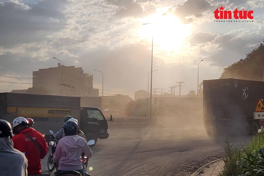 Đường Nguyễn Xiển xuống cấp, dân khốn khổ vì bụi và ổ gà