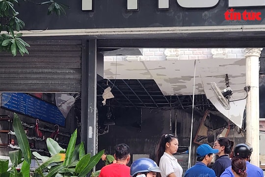 Cháy quán cà phê trong khu dân cư Vĩnh Lộc, khách hoảng hốt tháo chạy