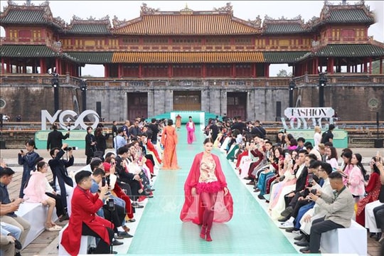 Trình diễn thời trang 'Hello Cosmo From Vietnam' mở màn hành trình Hoa hậu Hoàn vũ 2025