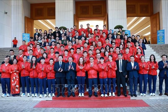 Hai vận động viên vinh dự cầm cờ Đoàn Thể thao Việt Nam tại lễ khai mạc SEA Games 33