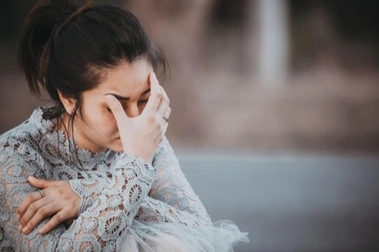 Chị gái dẫn người yêu về giới thiệu, tôi sợ hãi tránh mặt khi thấy anh ta