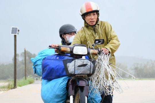 Người dân ước ao không còn cảnh phải phá mái nhà giữ mạng sống cả gia đình