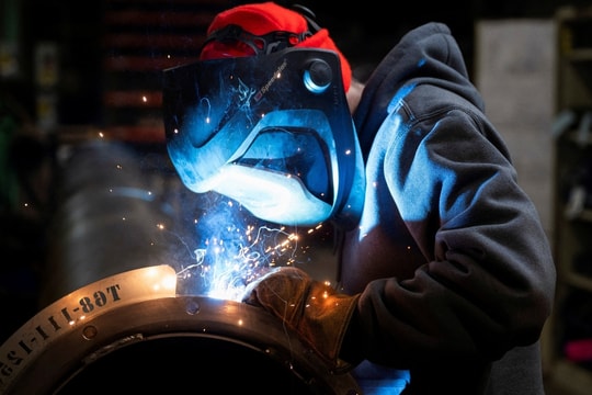 Sản xuất của Mỹ giảm tháng thứ 9 vì thuế nhập khẩu