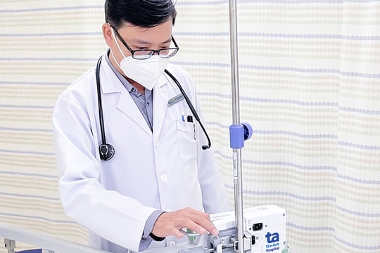 Tiêm thuốc phá vỡ cục huyết khối trong não người đột quỵ