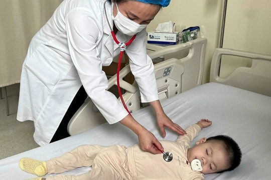 Bé trai bệnh cúm A chồng tay chân miệng