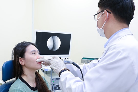 Bị viêm mũi dị ứng hít dầu gió có tốt không?