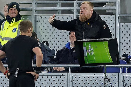 FIFA xem xét tăng quyền cho VAR ở World Cup 2026