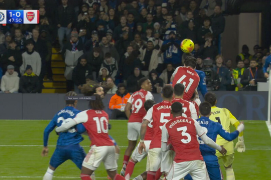 Tranh cãi bàn mở tỷ số của Chelsea trước Arsenal