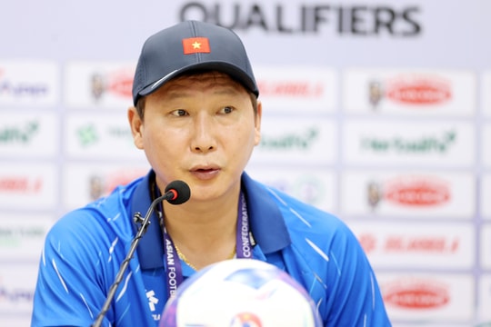 HLV Kim Sang-sik họp báo trước trận ra quân SEA Games 33
