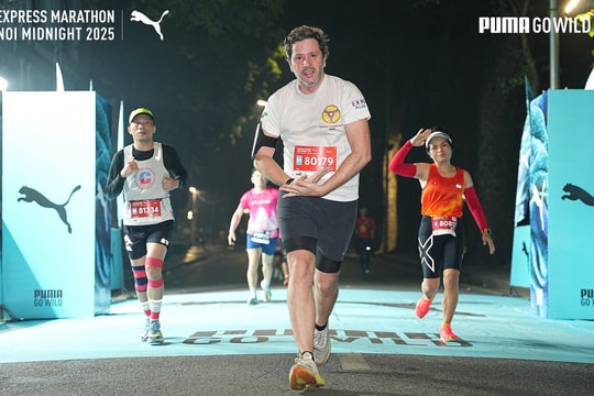 Runner quốc tế tận hưởng không khí Hà Nội trong đêm chạy midnight