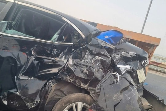 Xe khách tông bẹp ôtô 4 chỗ, cầu Thăng Long tắc cứng