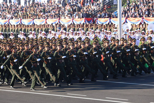 Lào diễu binh, diễu hành kỷ niệm 50 năm quốc khánh