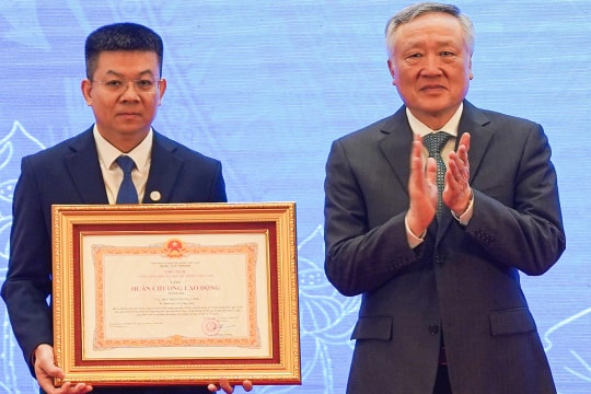 Cục Bưu điện Trung ương nhận Huân chương Lao động hạng Ba