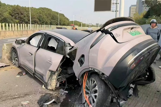 Ôtô gãy đôi sau va chạm, nữ tài xế thoát chết