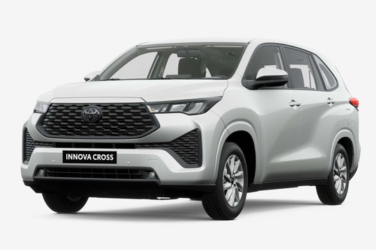 Toyota Innova Cross thêm bản giá rẻ 730 triệu đồng