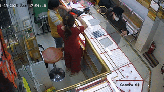 Cướp vàng của chủ tiệm, dọa tự đâm nếu cảnh sát lại gần