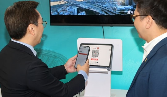 Du khách Trung Quốc uống cà phê Highland, đi siêu thị có thể quét mã QR tại Việt Nam