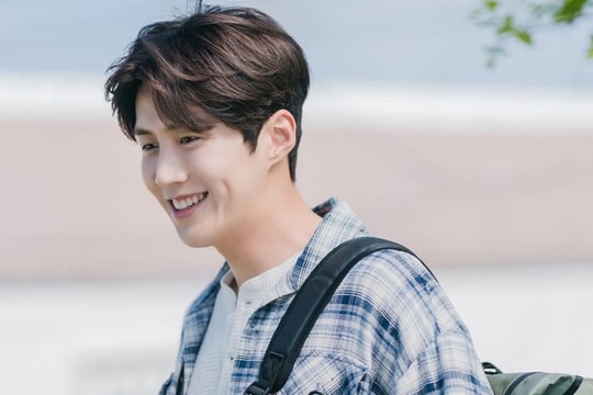 Sau khi chạy bộ Hồ Tây, mỹ nam Hàn mua cốm lề đường