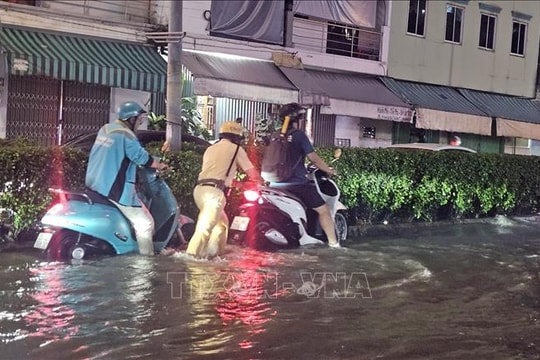 Thích ứng thiên tai 'vượt quy luật' - Bài 3: Ngập úng đô thị: Hạ tầng 'đuối sức'