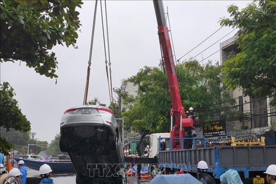 Xuất hiện 'hố tử thần' giữa trung tâm Đà Nẵng, nhiều ô tô bị 'nuốt chửng'