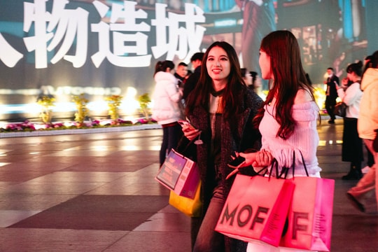 Khách tố bị hướng dẫn viên nhốt trong cửa hàng Trung Quốc vì không mua đồ